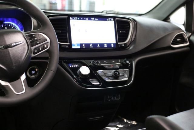 Used 2025 Chrysler Pacifica Select image 29