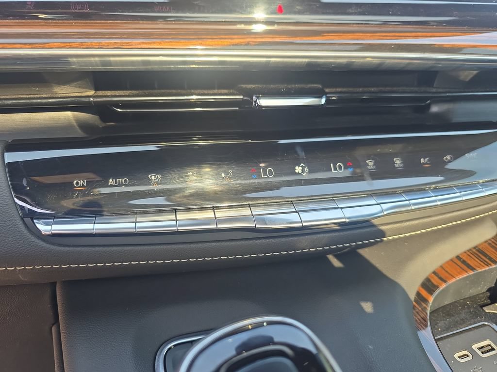 Used 2023 Cadillac Escalade Premium Luxury AWD/4WD image 25