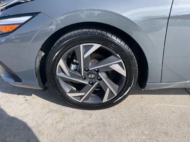 Used 2025 Hyundai Elantra SEL FWD image 30