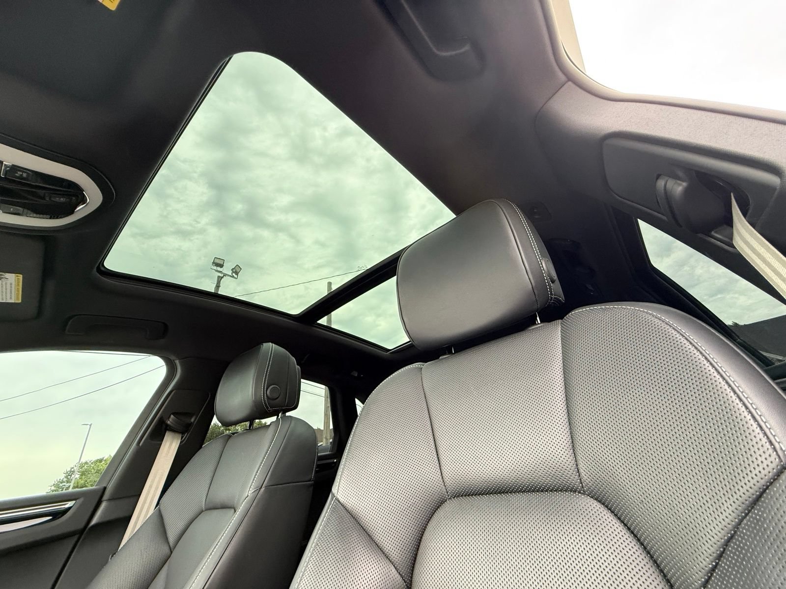 Used 2023 Porsche Macan AWD/4WD image 10