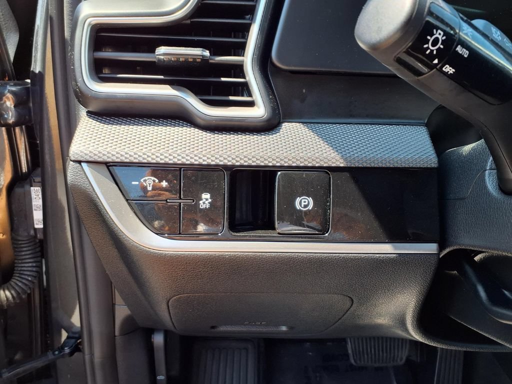 Used 2025 Kia Sportage LX FWD image 15