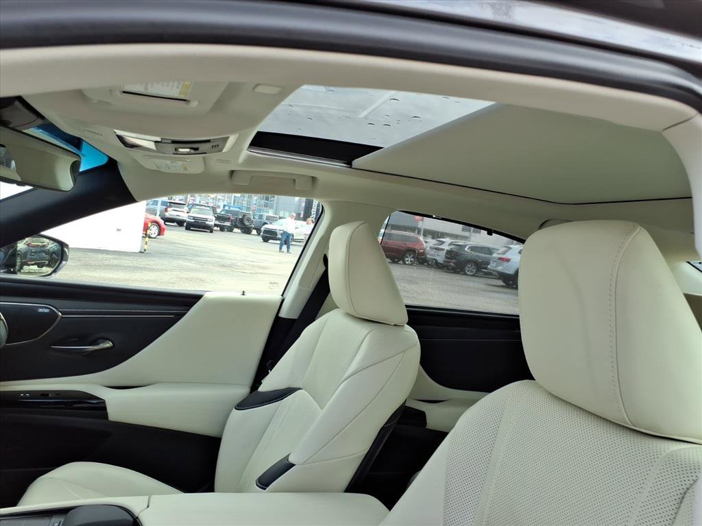 Used 2022 Lexus ES 350 Ultra Luxury w/ Accessory Package 2 FWD image 12