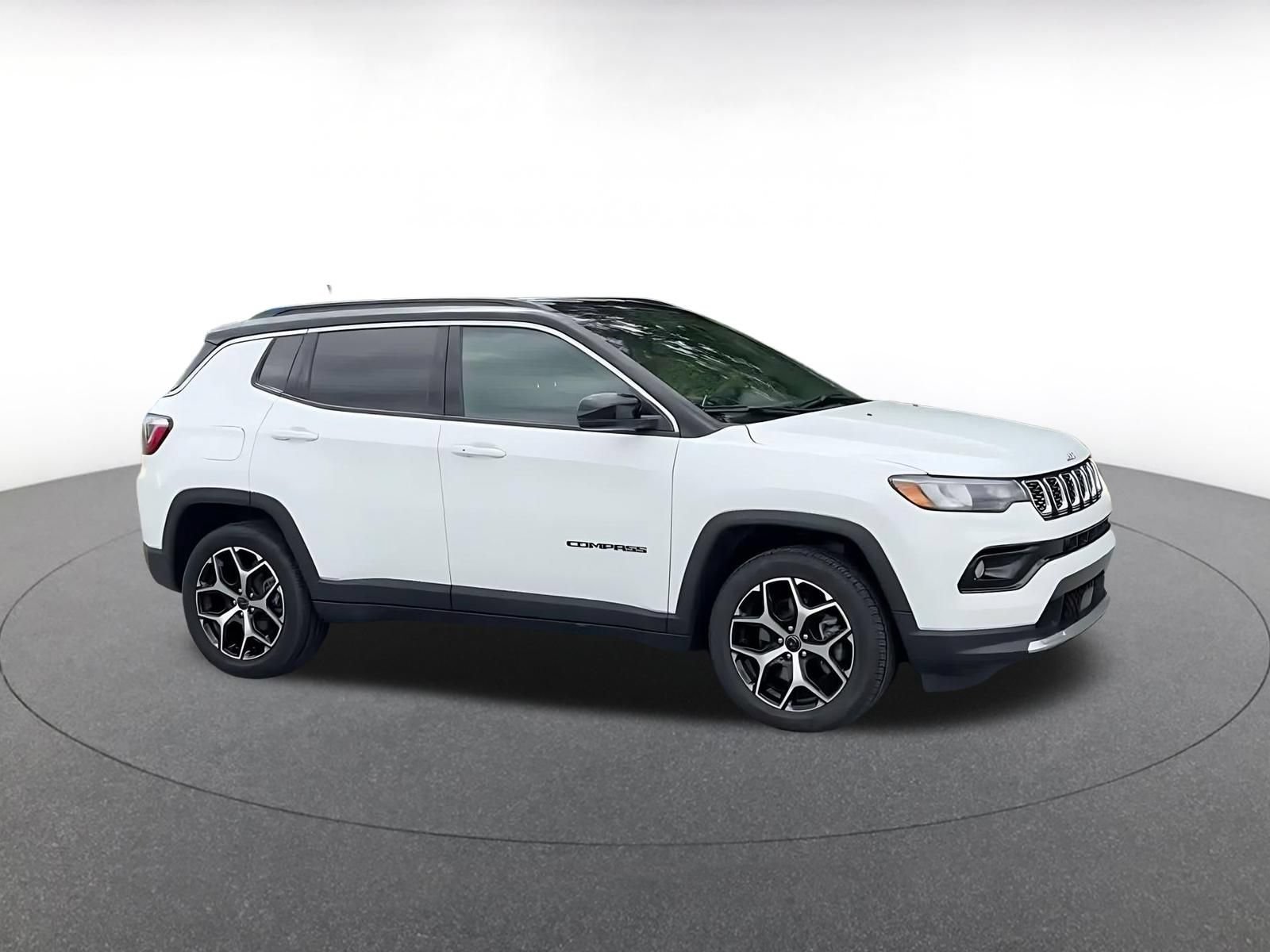 Used 2025 Jeep Compass Limited AWD/4WD image 2