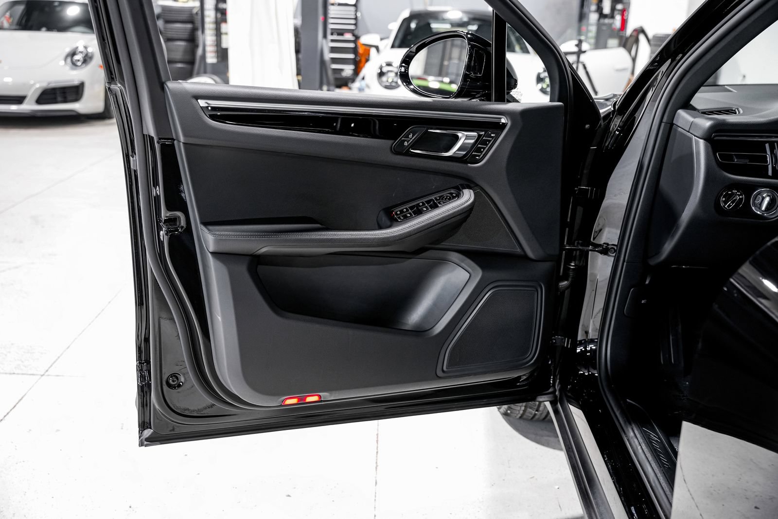 Used 2024 Porsche Macan AWD/4WD image 19