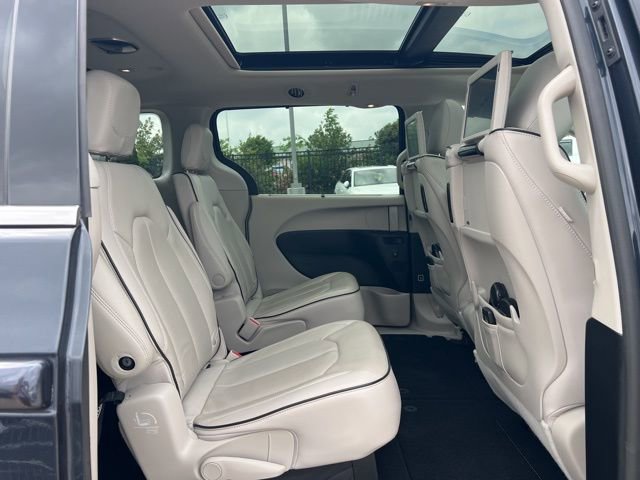 Used 2021 Chrysler Pacifica Limited w/ Uconnect Theater Family Group image 35