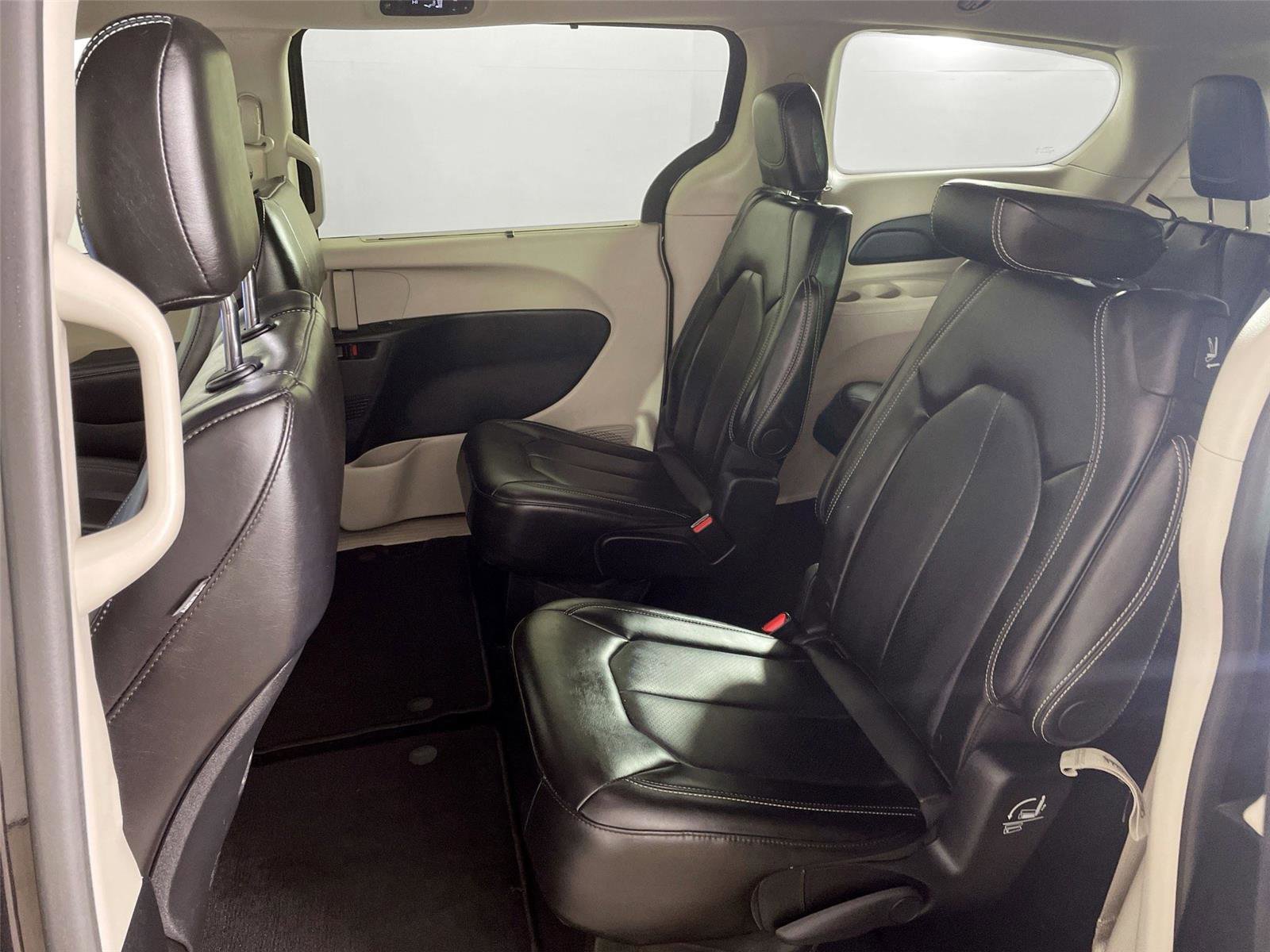 Used 2024 Chrysler Pacifica Touring-L image 21