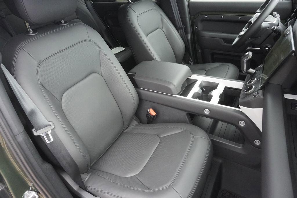 New 2026 Land Rover Defender 130 X-Dynamic SE image 24