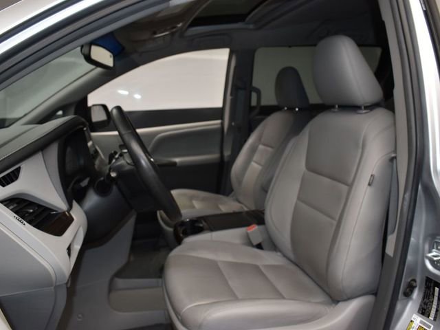 Used 2017 Toyota Sienna XLE w/ XLE Navigation Package image 9