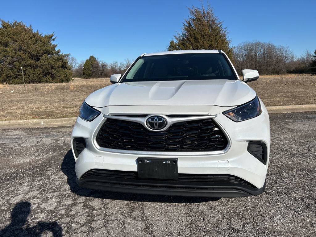 Used 2023 Toyota Highlander L image 2