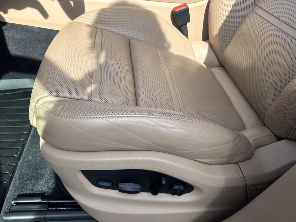 Used 2022 Porsche Cayenne Platinum Edition image 17
