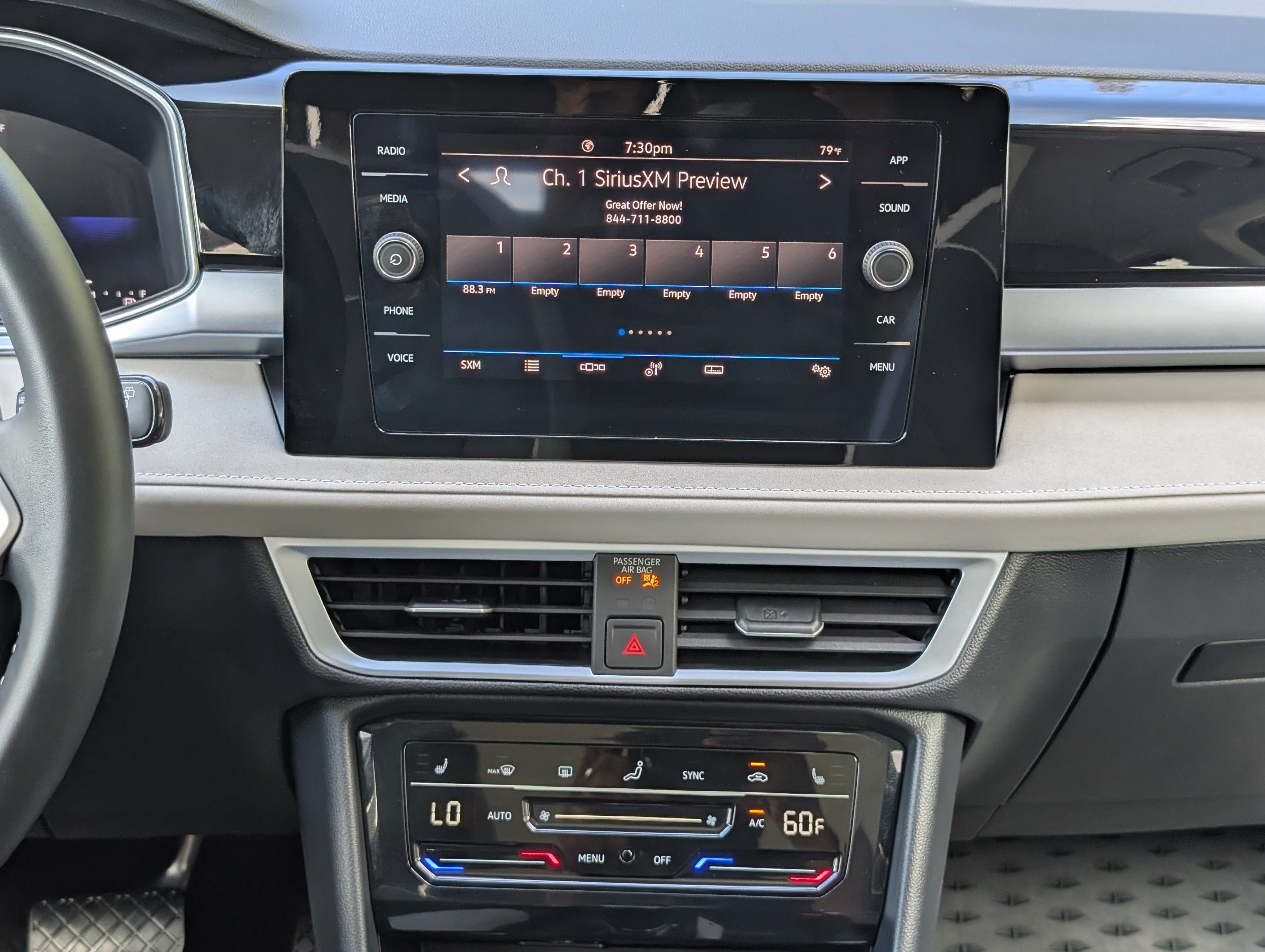 Used 2025 Volkswagen Taos SE w/ Panoramic Sunroof Package FWD image 26