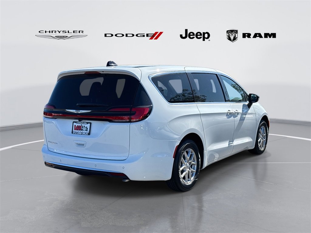 New 2026 Chrysler Pacifica Select image 3