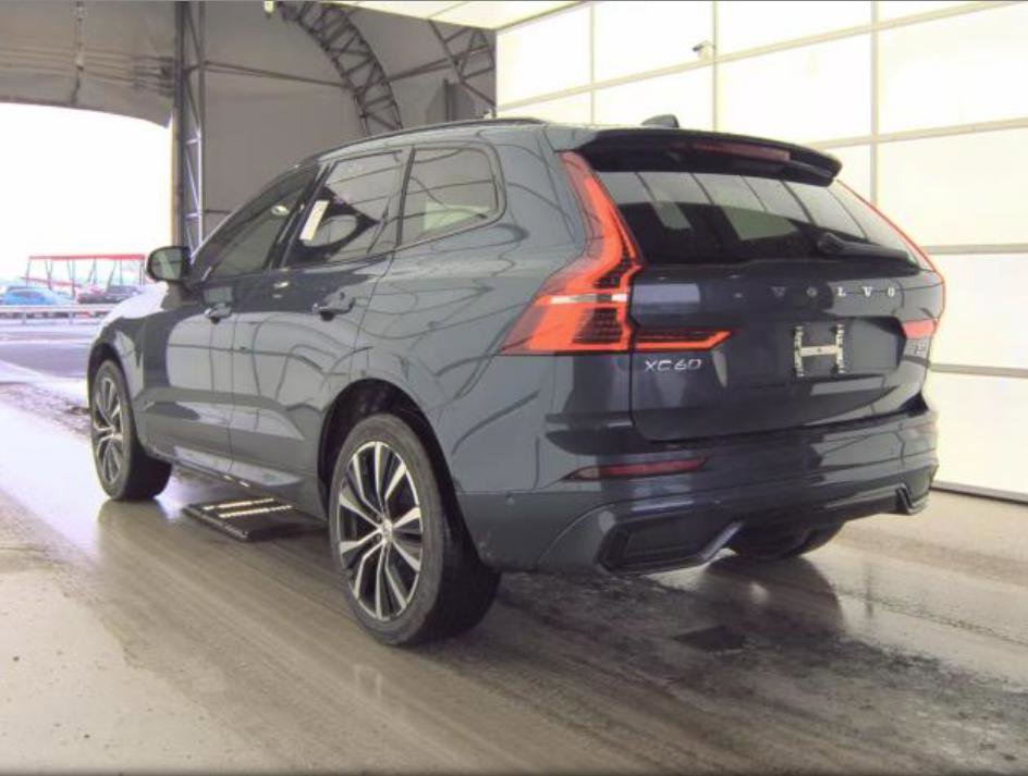 Used 2025 Volvo XC60 B5 Plus image 12