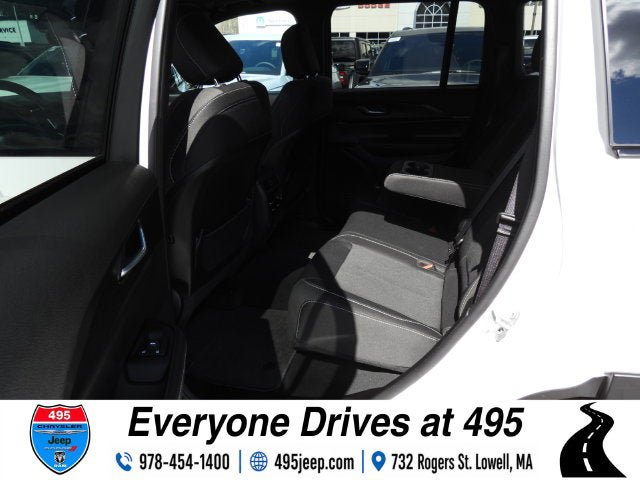 Used 2025 Jeep Grand Cherokee Laredo X AWD/4WD image 13