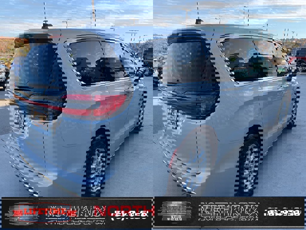 Used 2024 Chrysler Pacifica Touring-L image 22