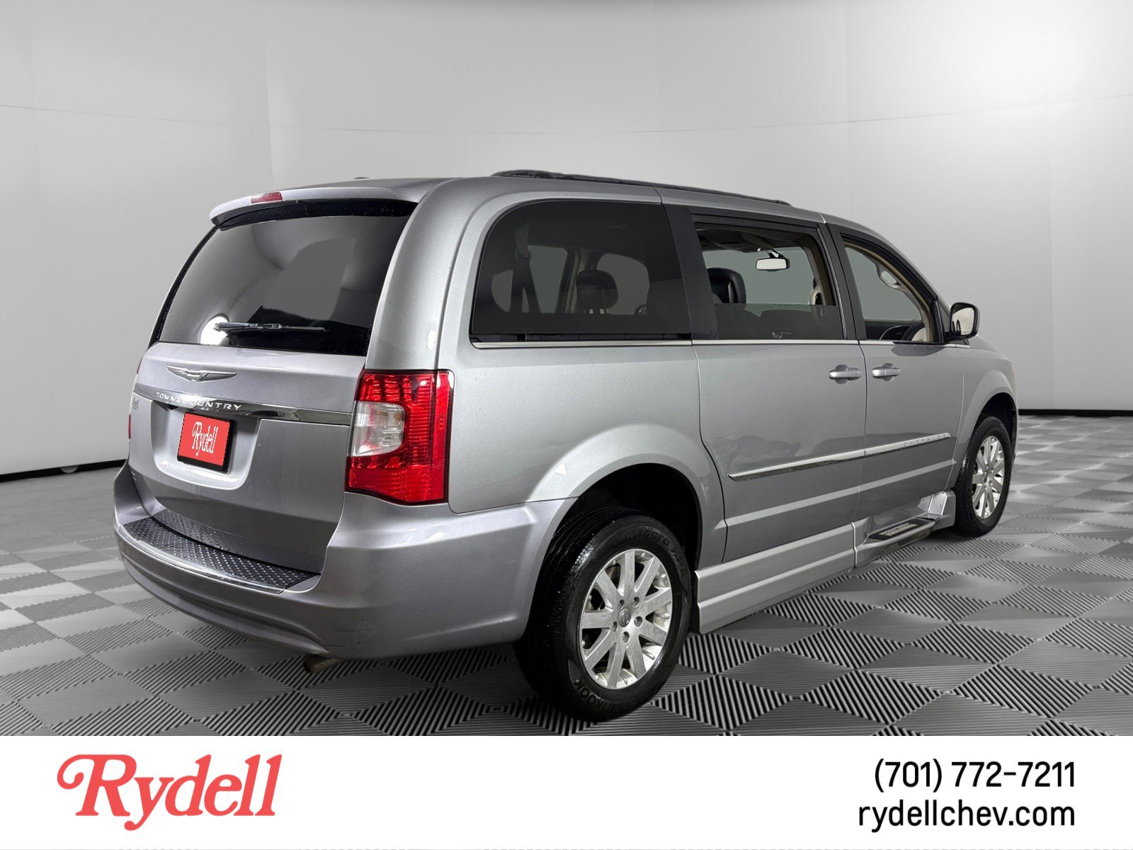 Used 2016 Chrysler Town & Country Touring image 5