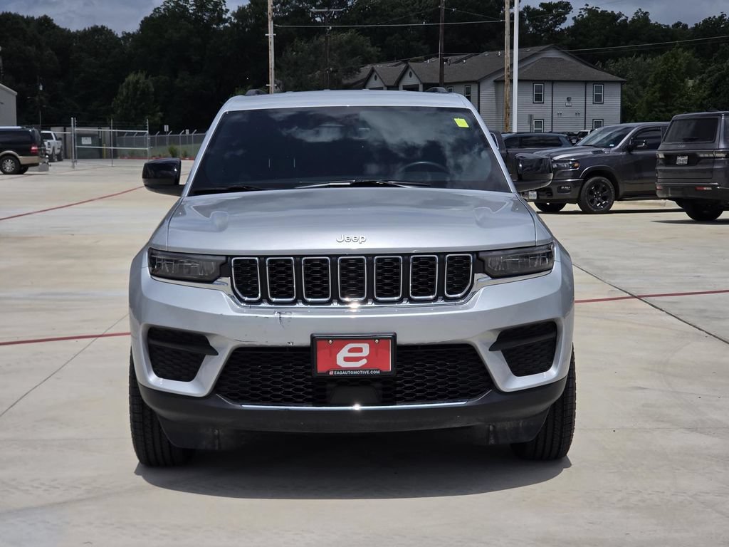 Used 2025 Jeep Grand Cherokee Laredo RWD image 2