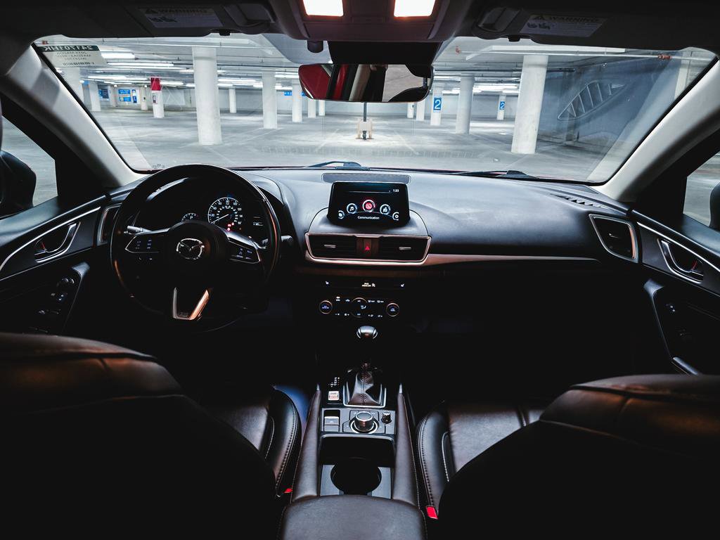 Used 2018 MAZDA MAZDA3 Touring FWD image 3