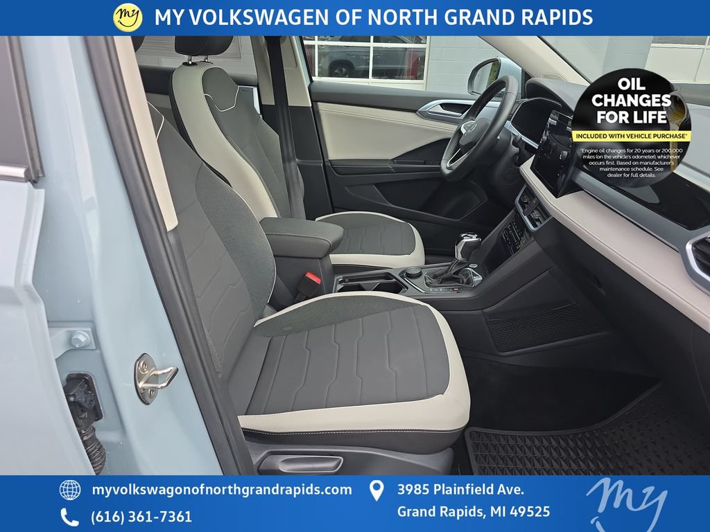 Used 2025 Volkswagen Taos SE w/ Panoramic Sunroof Package AWD/4WD image 25