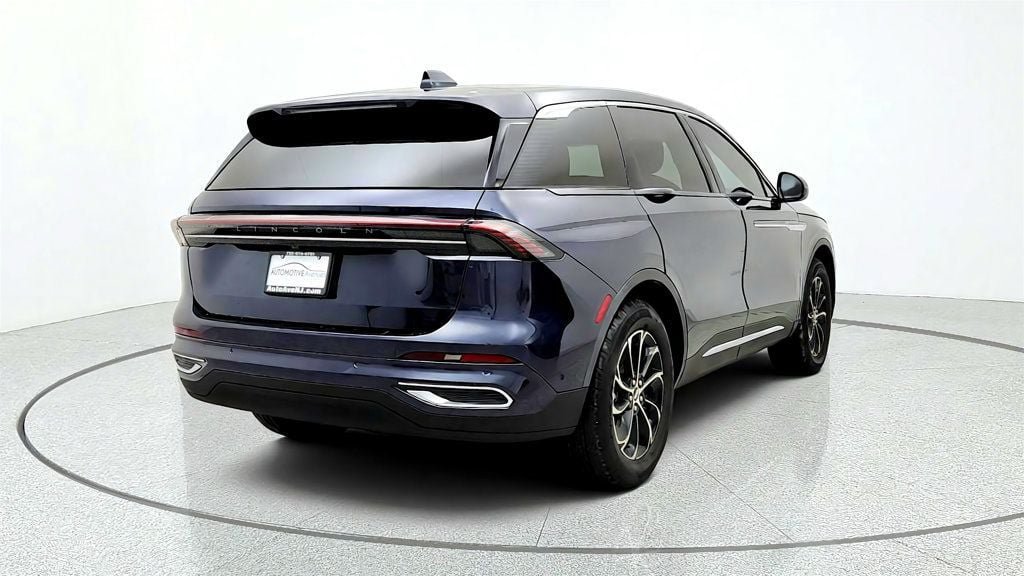 Used 2024 Lincoln Nautilus Premier AWD/4WD image 5