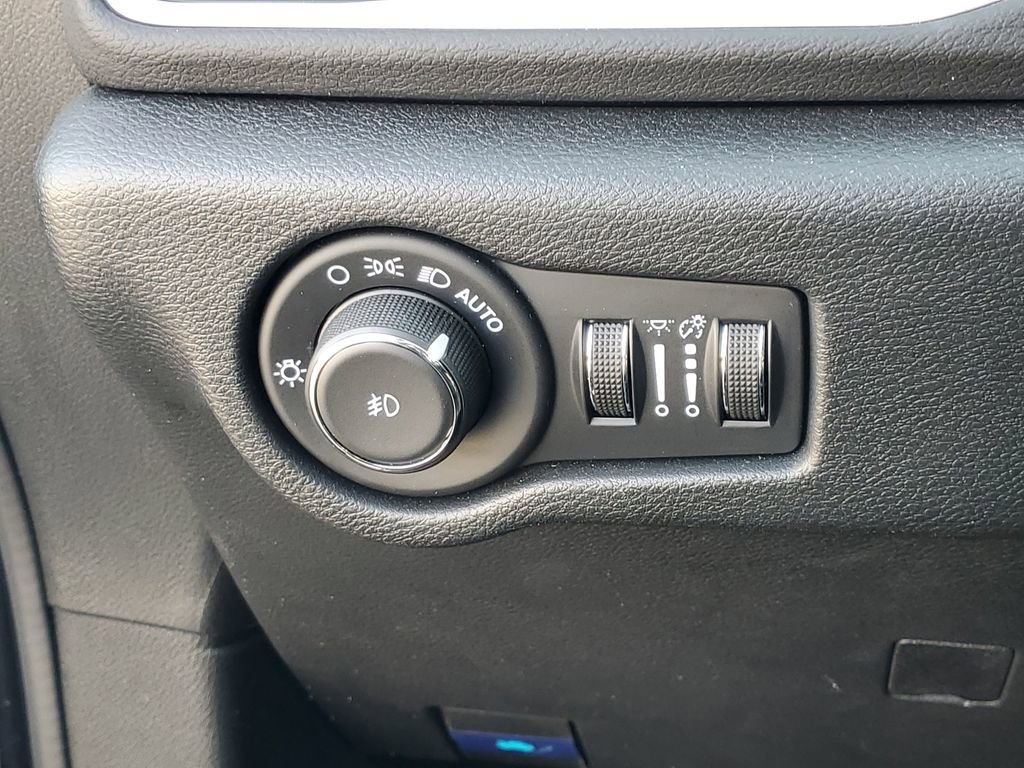 Used 2025 Chrysler Pacifica Select FWD image 23