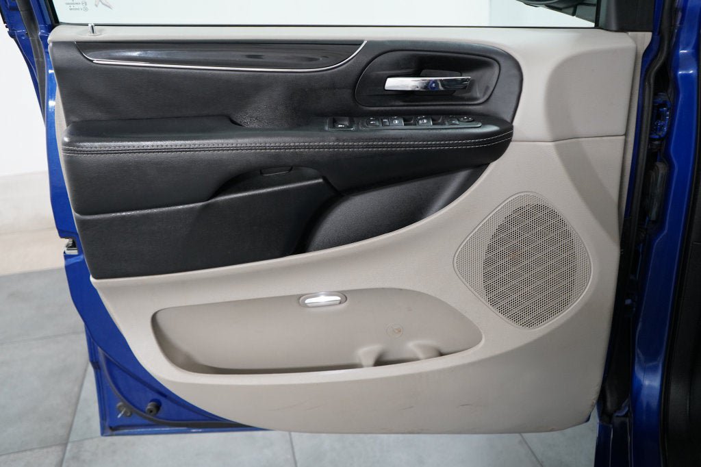 Used 2019 Dodge Grand Caravan SXT FWD image 14