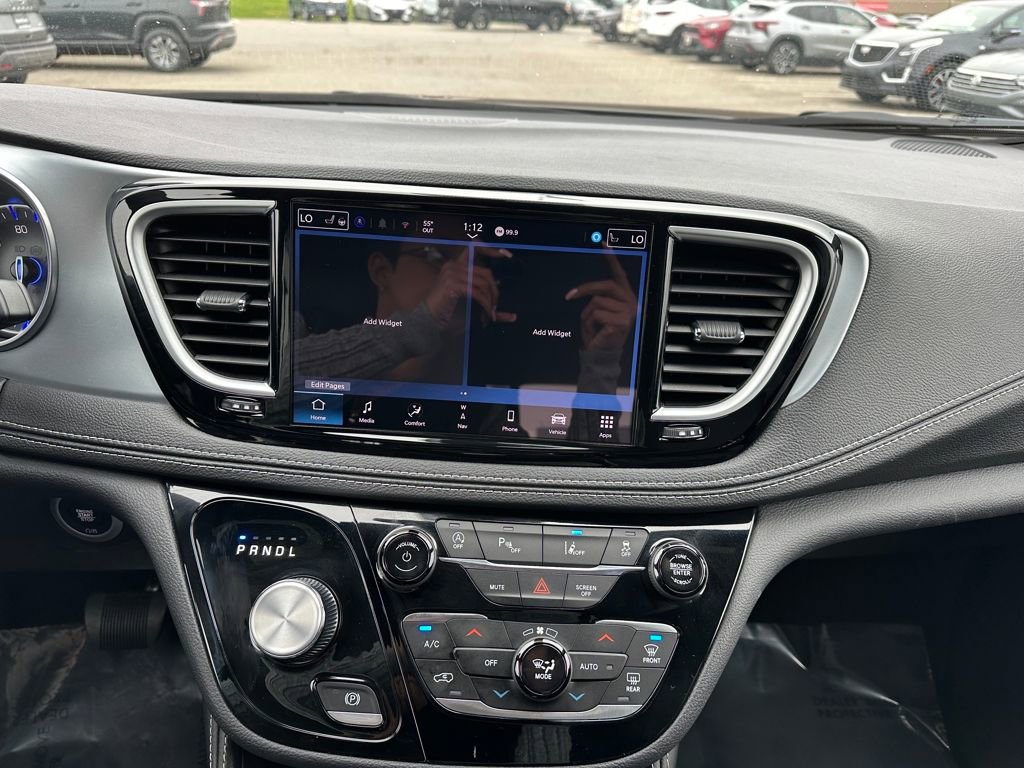 Used 2026 Chrysler Pacifica Limited FWD image 28