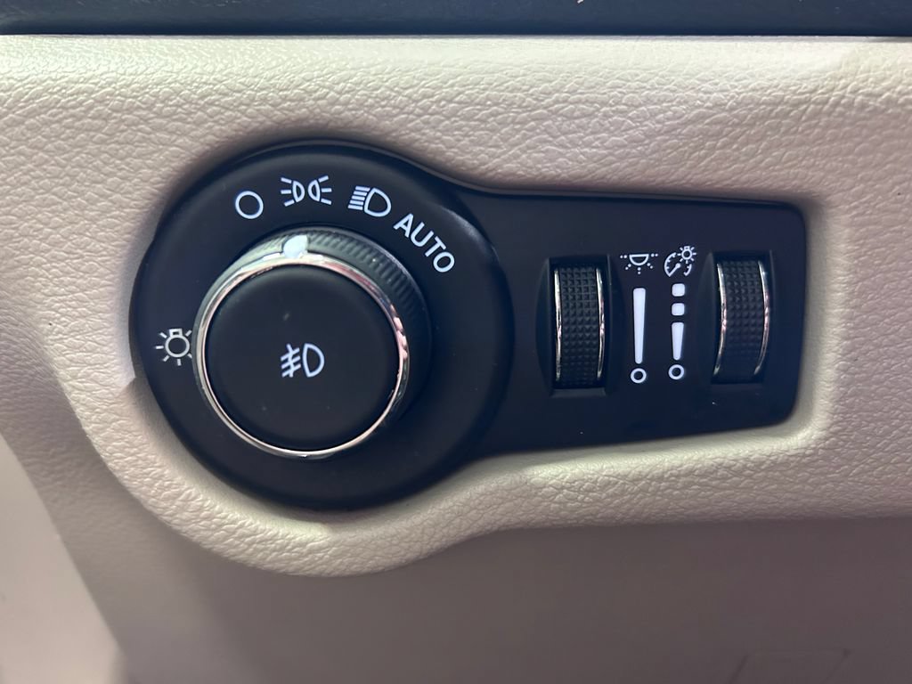 Used 2023 Chrysler Pacifica Limited w/ Uconnect Theater Family Group AWD/4WD image 7