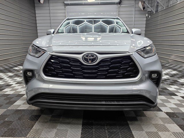 Used 2021 Toyota Highlander LE FWD image 3