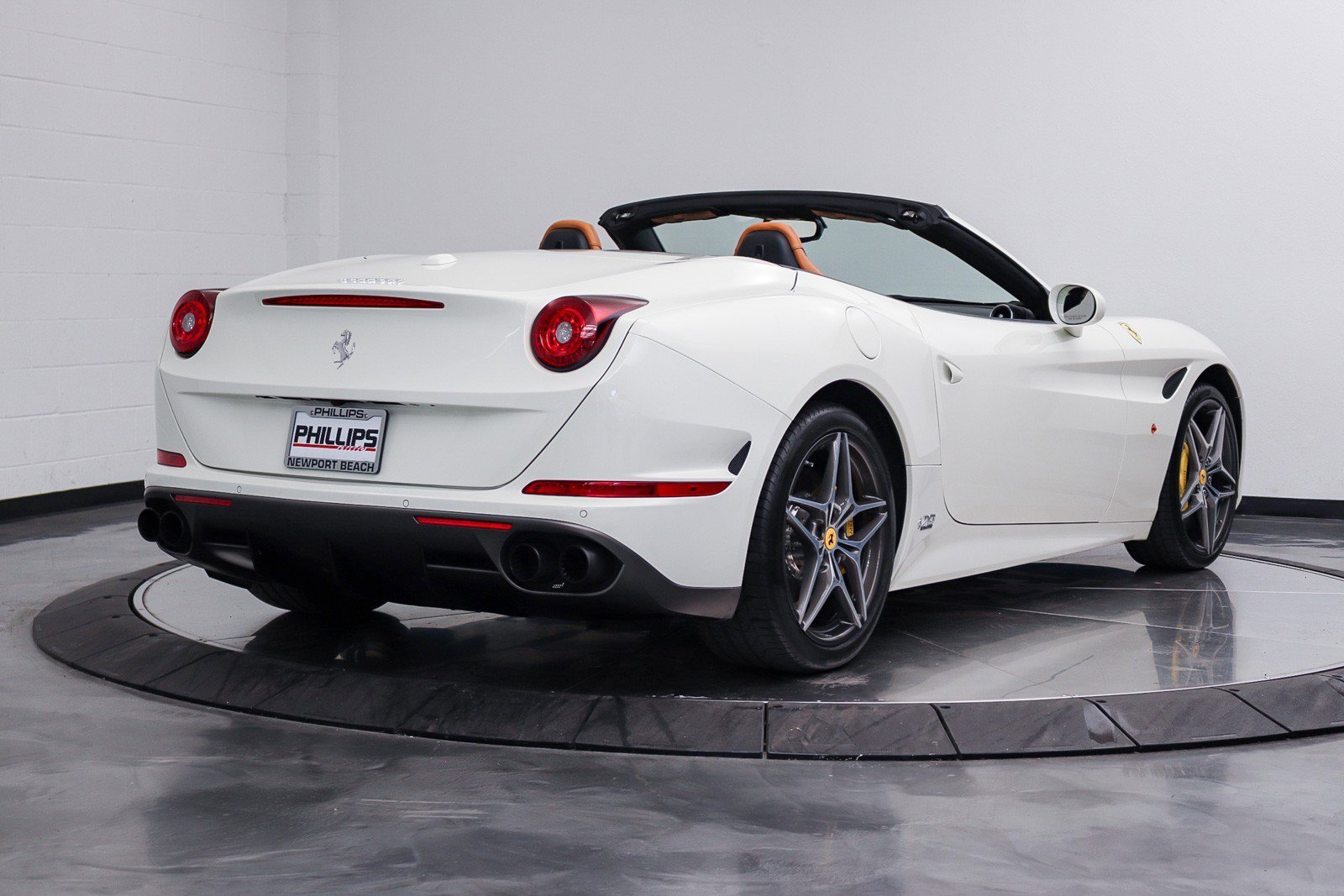Used 2017 Ferrari California T RWD image 21