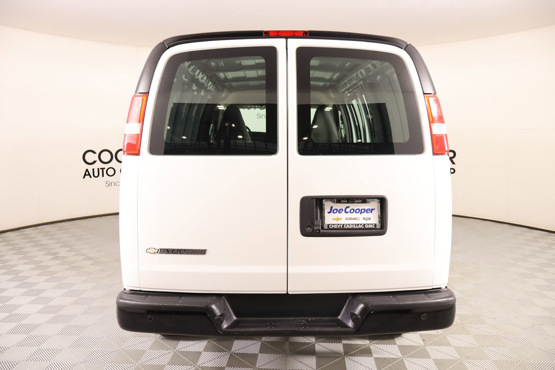 Used 2017 Chevrolet Express 2500 RWD image 18