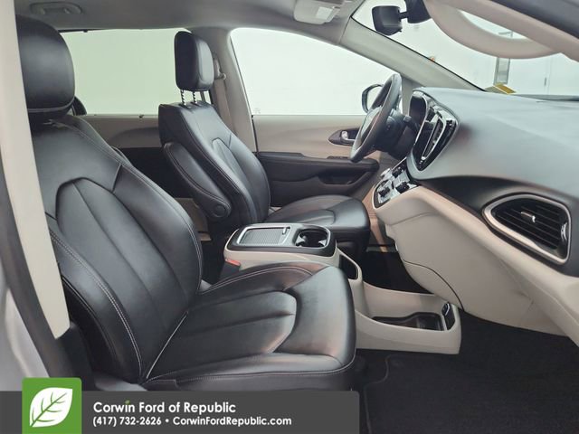 Used 2024 Chrysler Pacifica Touring-L image 34