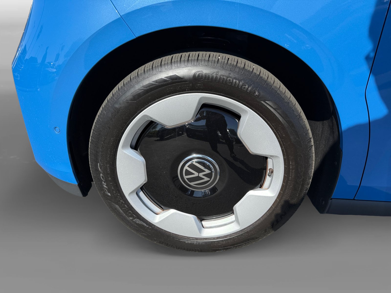 Certified 2025 Volkswagen ID. Buzz Pro S Plus AWD/4WD image 9