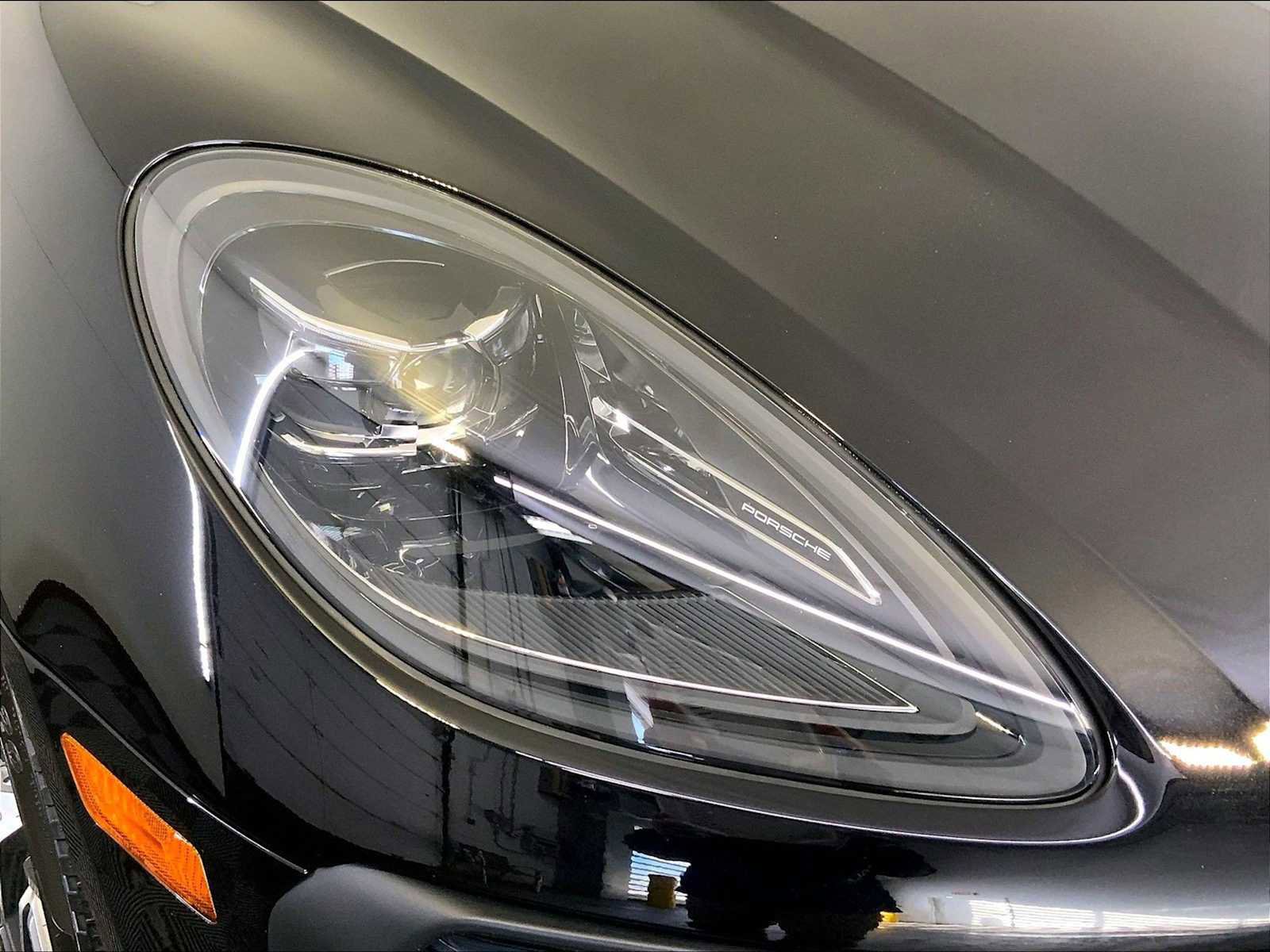 Certified 2025 Porsche Macan image 12