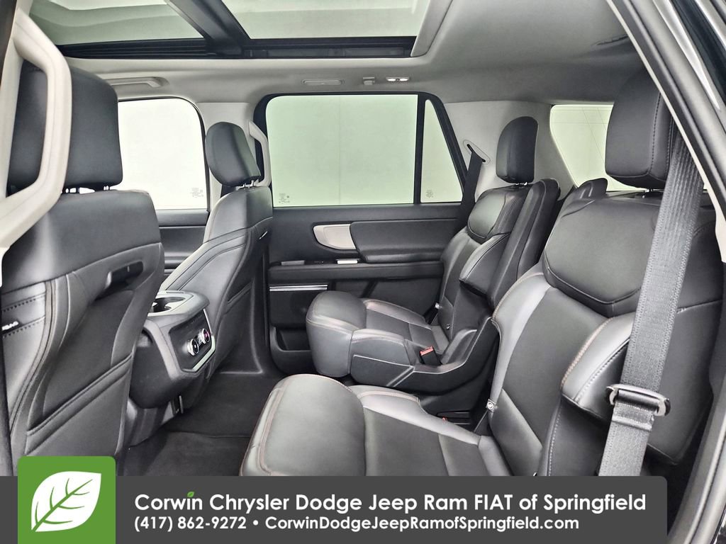 Used 2025 Ford Expedition Active AWD/4WD image 32