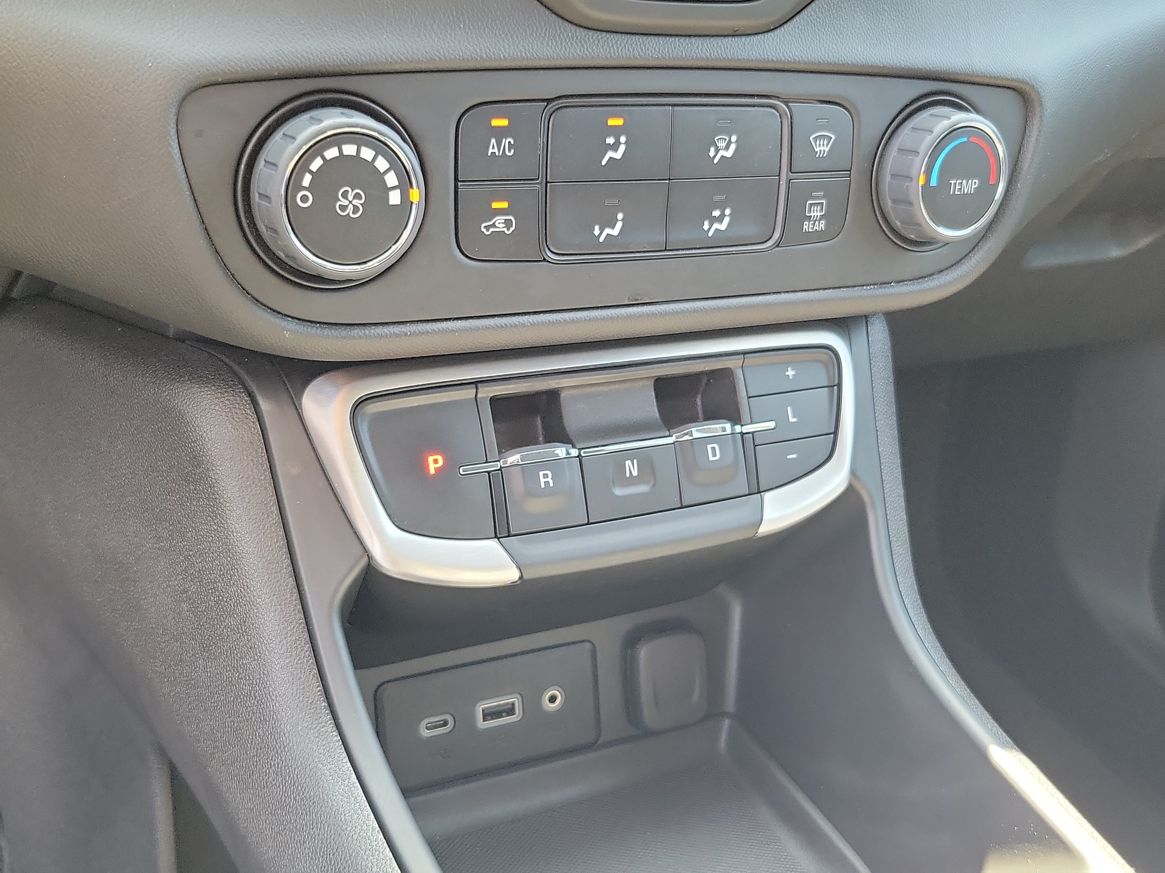Used 2024 GMC Terrain SLE AWD/4WD image 29