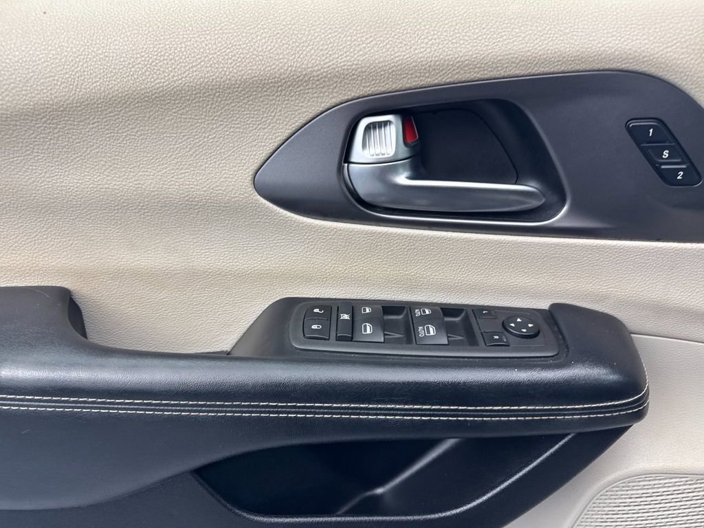 Used 2022 Chrysler Pacifica Touring-L FWD image 10
