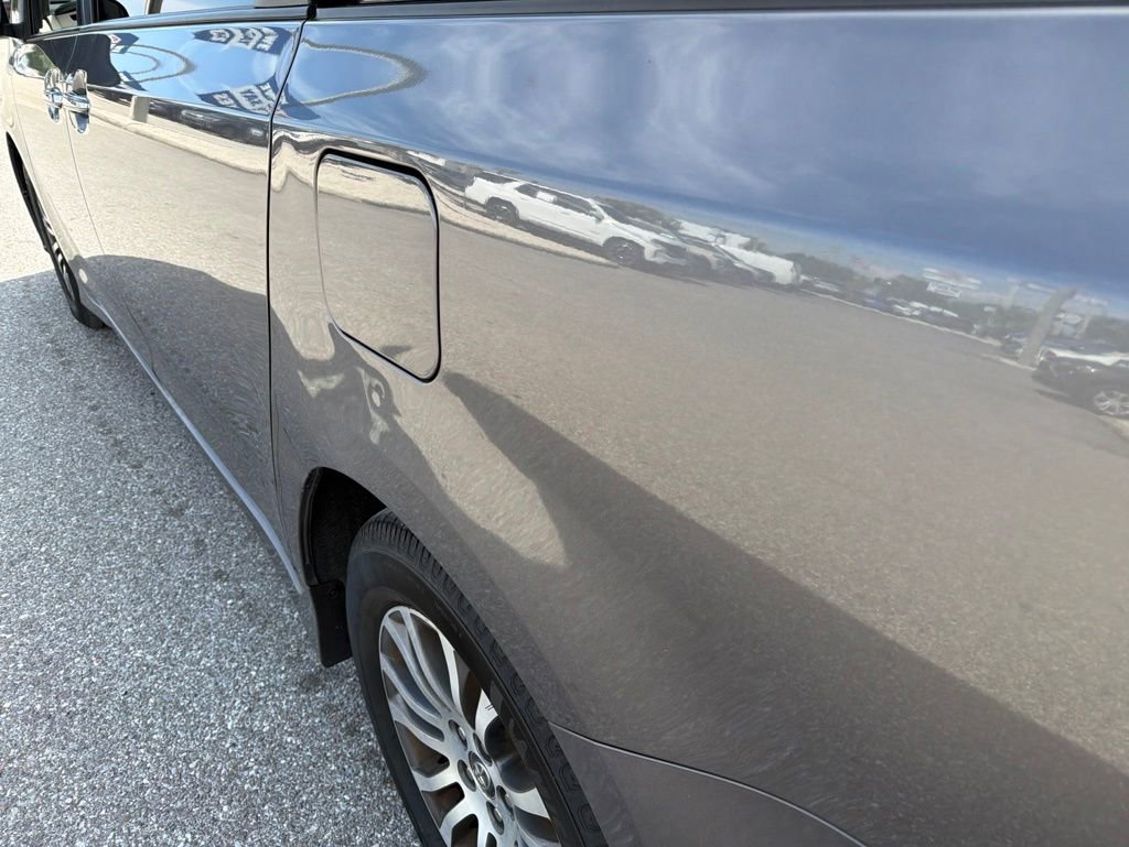 Used 2018 Toyota Sienna XLE w/ XLE Navigation Package FWD image 4