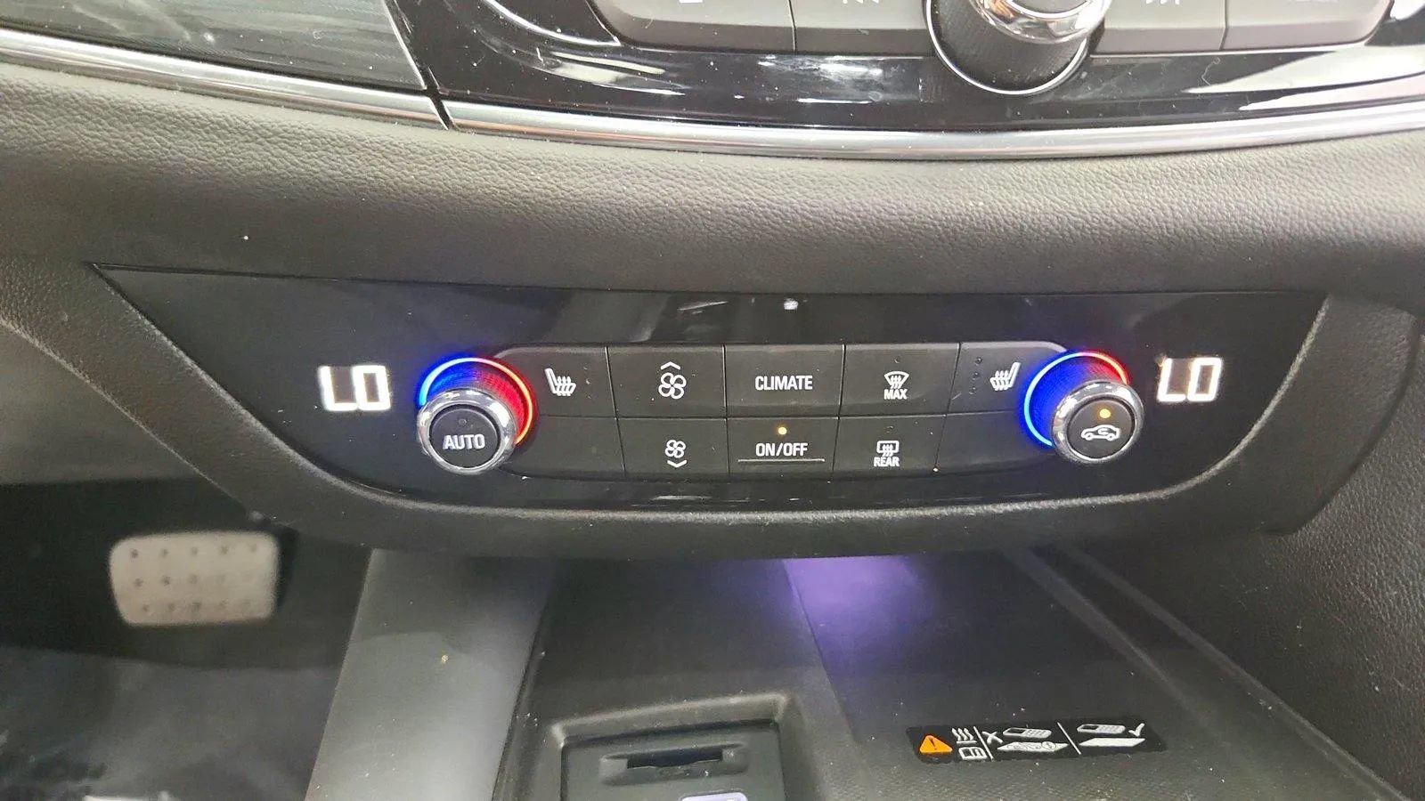 Used 2023 Buick Enclave Essence AWD/4WD image 19