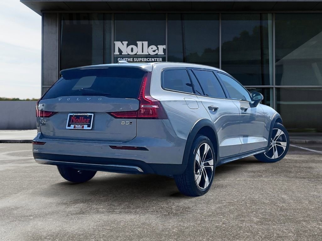 Used 2024 Volvo V60 B5 Cross Country Plus image 2