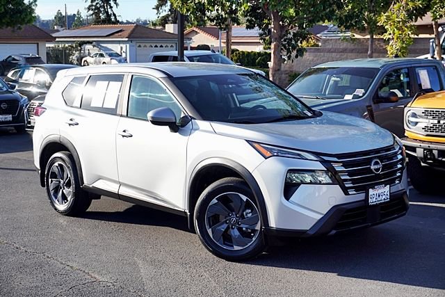 Used 2024 Nissan Rogue SV image 3