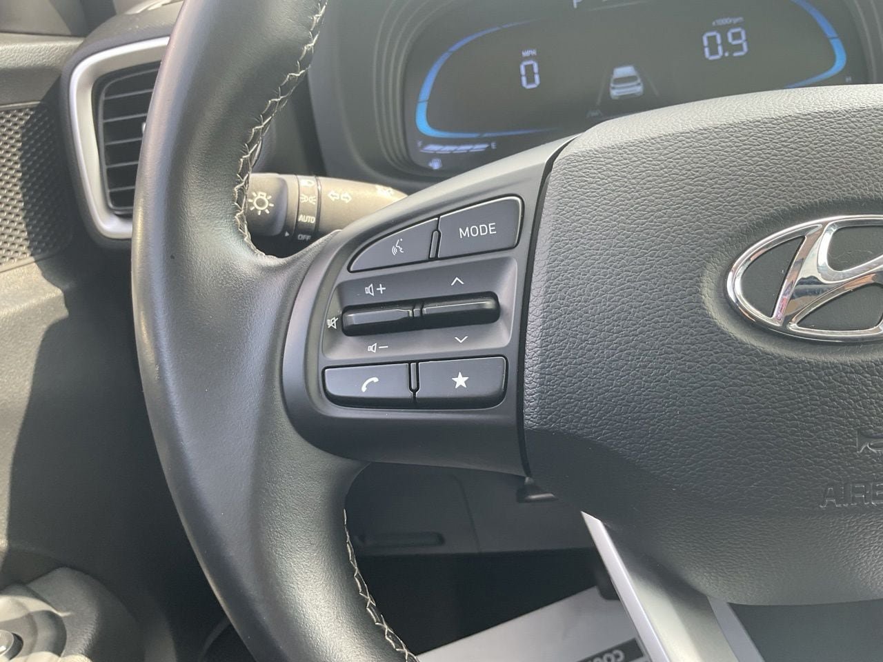 Used 2025 Hyundai Venue SEL FWD image 33