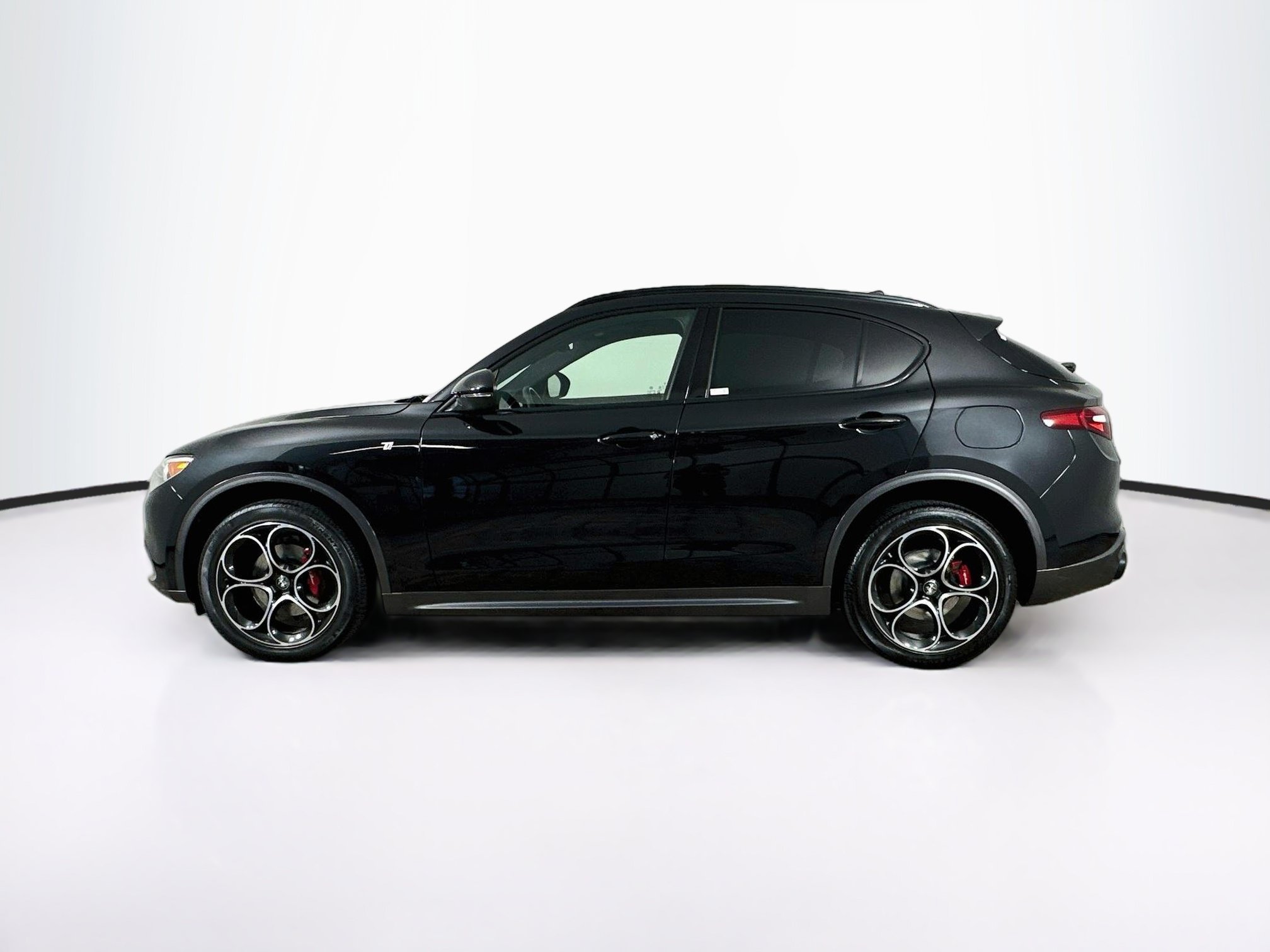 Used 2023 Alfa Romeo Stelvio Ti AWD/4WD image 4