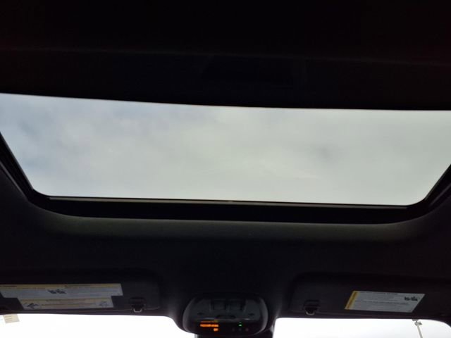 Used 2024 Chevrolet Trax RS w/ Sunroof Package image 9