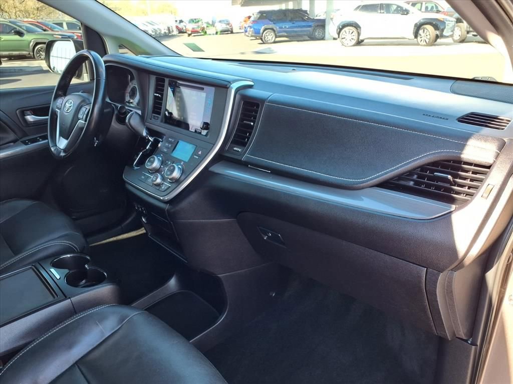 Used 2016 Toyota Sienna L image 19