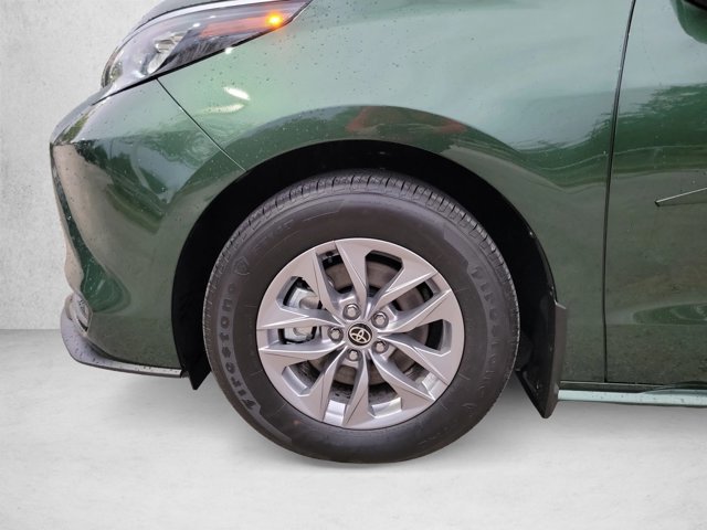 Used 2026 Toyota Sienna XLE FWD image 28