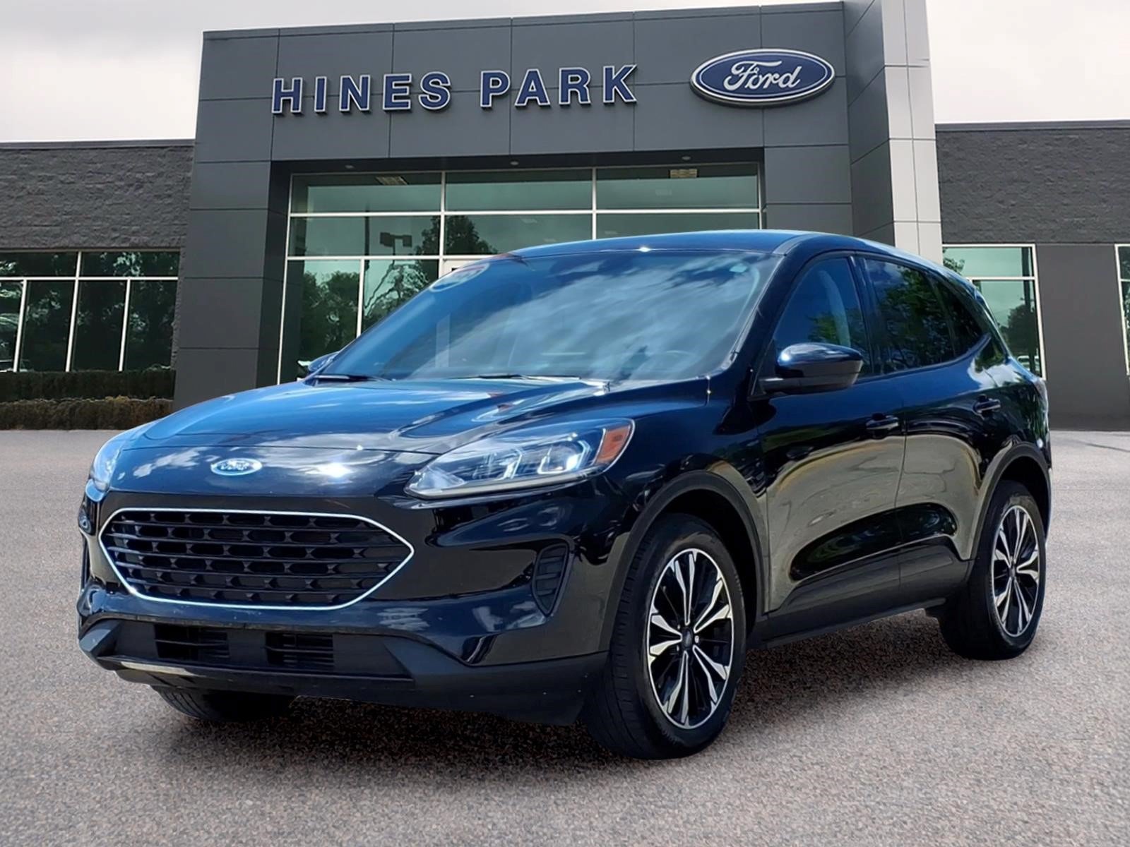 Used 2022 Ford Escape SE w/ SE Sport Appearance Package AWD/4WD image 3