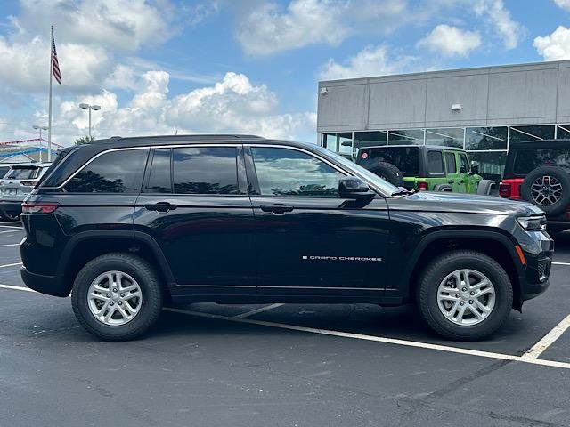 New 2025 Jeep Grand Cherokee Laredo w/ Luxury Tech Group I image 2