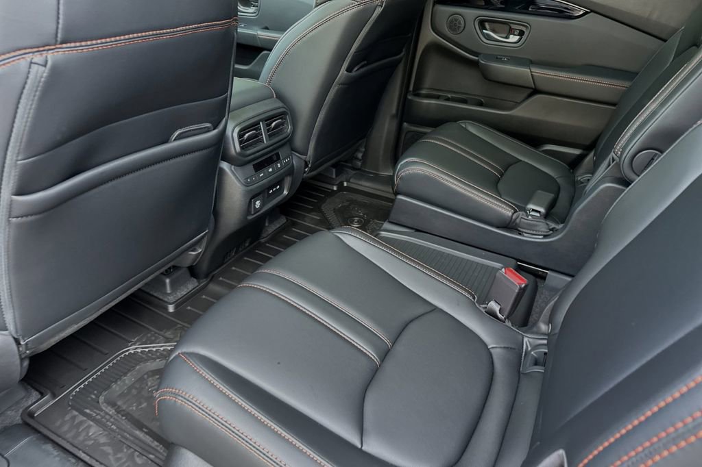 Used 2025 Honda Pilot TrailSport image 9
