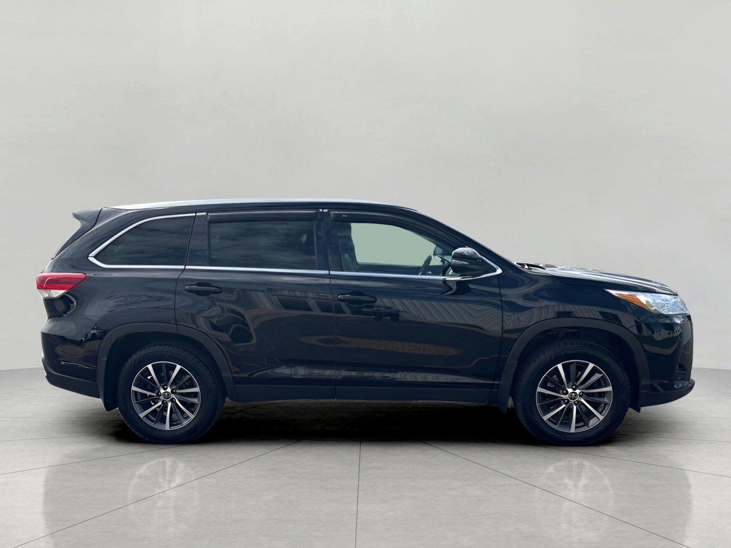 Used 2019 Toyota Highlander XLE AWD/4WD image 3